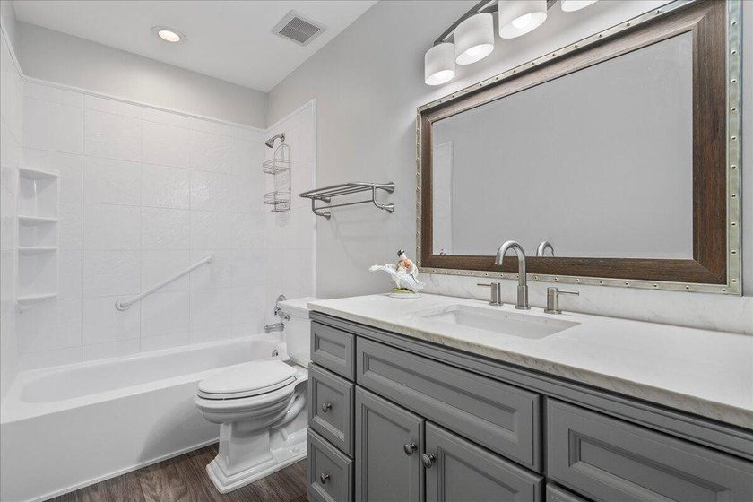 Stunning, fully updated modern unit in Golden Lakes Village - - photo 16