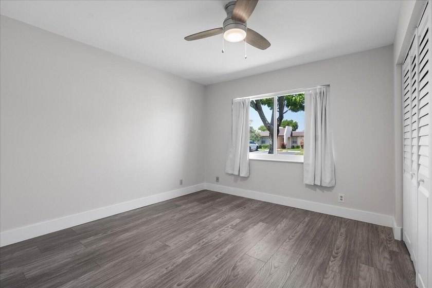 Stunning, fully updated modern unit in Golden Lakes Village - - photo 18