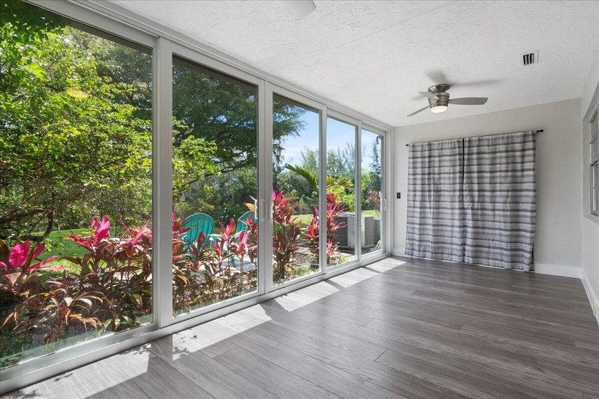 Stunning, fully updated modern unit in Golden Lakes Village - - photo 20