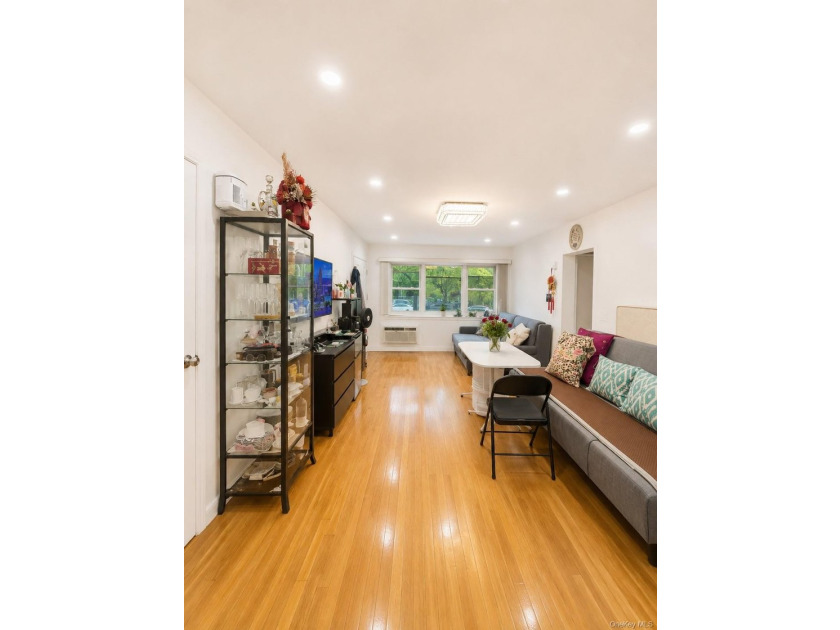 Beautiful One-Bedroom Garden-Style Apartment located on the - photo 3