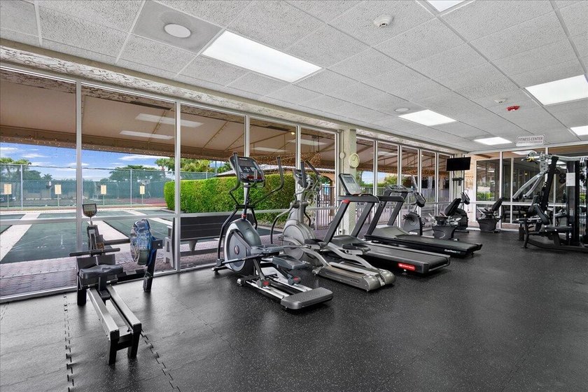 Stunning, fully updated modern unit in Golden Lakes Village - - photo 32