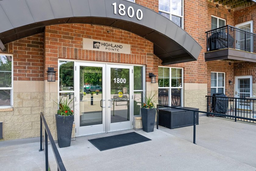 Welcome to easy, one-level living in the heart of Highland Park - photo 3