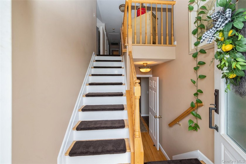 Beautifully maintained custom-appointed hi-ranch! Built in 2004 - photo 3
