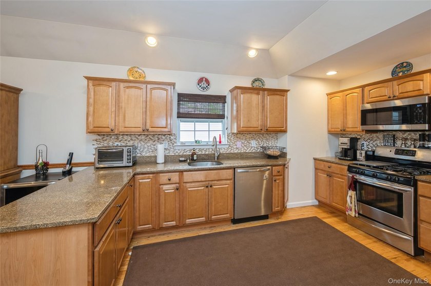 Beautifully maintained custom-appointed hi-ranch! Built in 2004 - photo 4