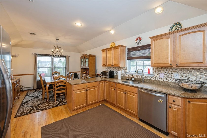 Beautifully maintained custom-appointed hi-ranch! Built in 2004 - photo 5