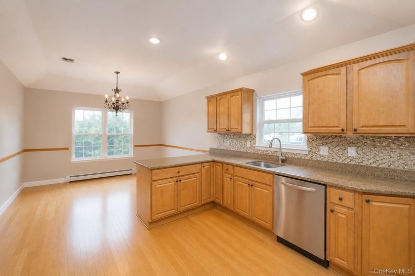 Beautifully maintained custom-appointed hi-ranch! Built in 2004 - photo 6
