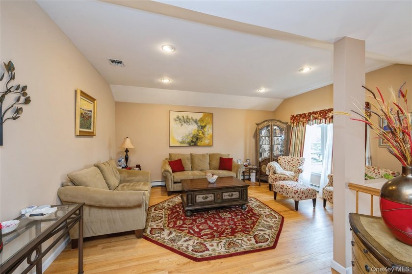 Beautifully maintained custom-appointed hi-ranch! Built in 2004 - photo 7