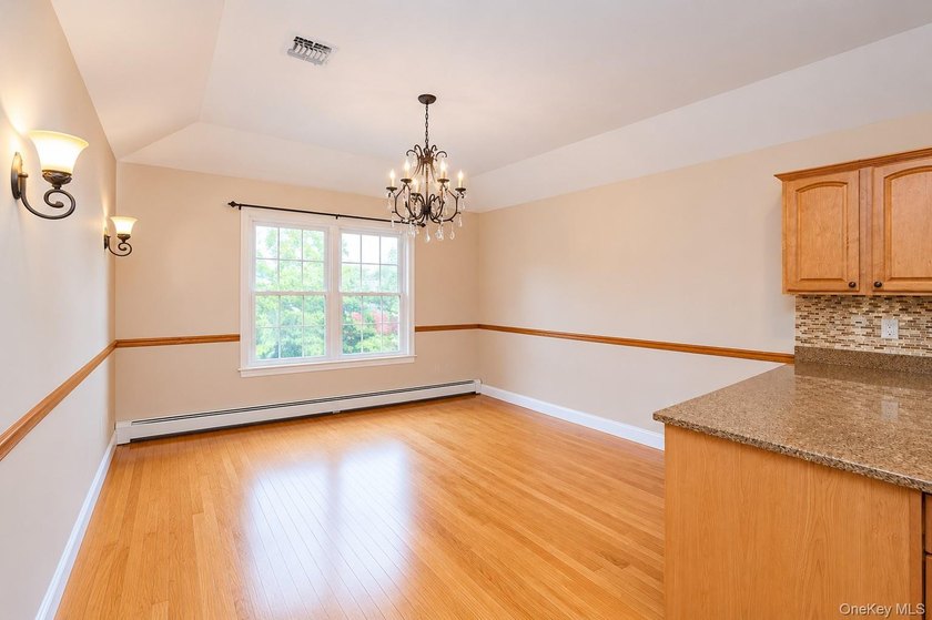 Beautifully maintained custom-appointed hi-ranch! Built in 2004 - photo 10