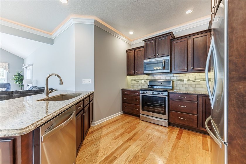 Welcome to this beautifully upgraded ranch end-unit townhome - photo 8