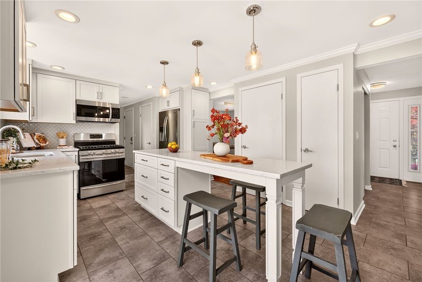 SHOWSTOPPER!! This **MAGAZINE-WORTHY** 4-bedroom 2.5-bath - photo 8