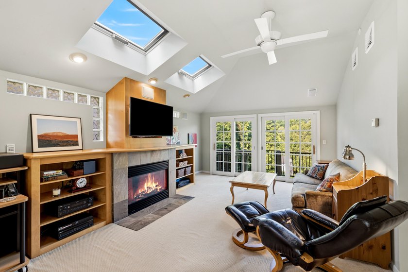 Rare mid-century colonial--meaning larger windows and bright - photo 11
