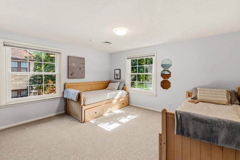 Rare mid-century colonial--meaning larger windows and bright - photo 13