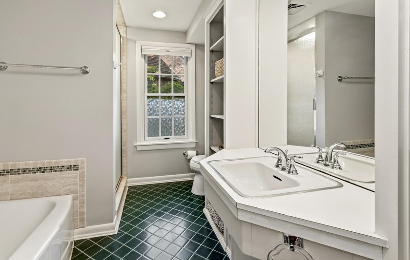 Rare mid-century colonial--meaning larger windows and bright - photo 14