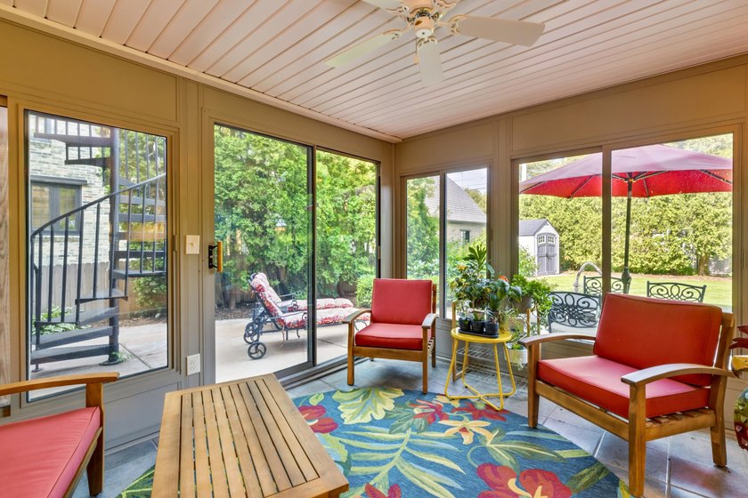Rare mid-century colonial--meaning larger windows and bright - photo 16