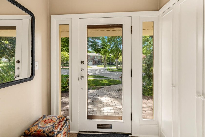 Rare mid-century colonial--meaning larger windows and bright - photo 17