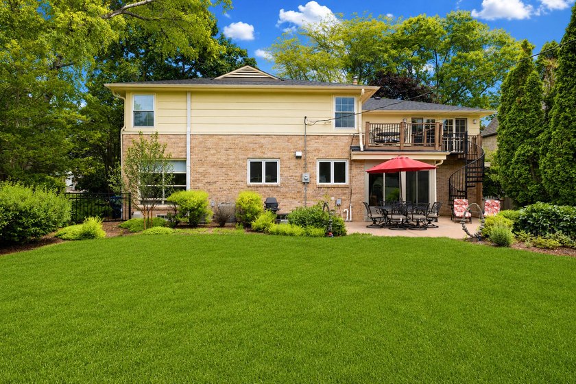 Rare mid-century colonial--meaning larger windows and bright - photo 24