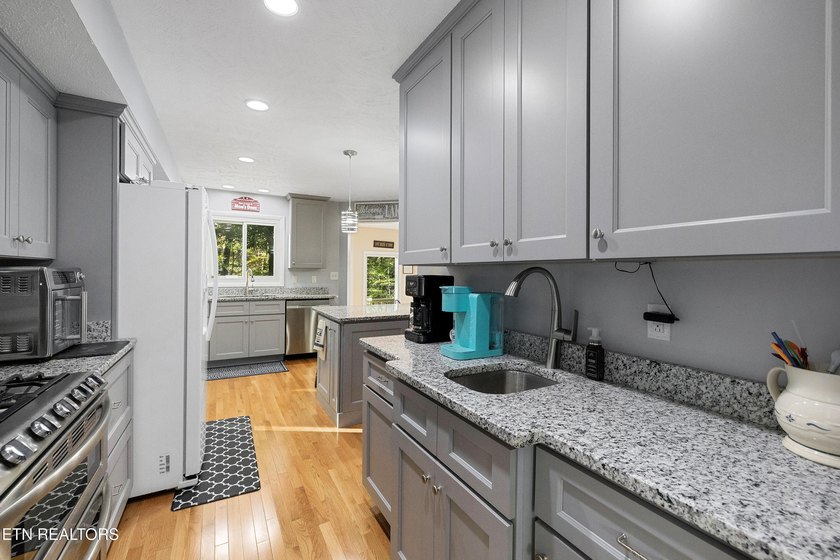 WELCOME TO YOUR BEAUTIFULLY MAINTAINED LAKEFRONT HOME. This - photo 14