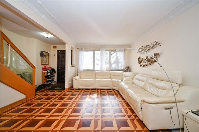 This beautifully maintained 3-bedroom, 3-bath duplex offers - photo 2