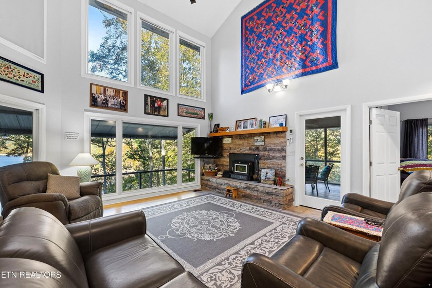WELCOME TO YOUR BEAUTIFULLY MAINTAINED LAKEFRONT HOME. This - photo 23