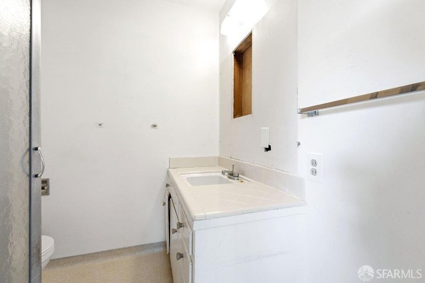 Rare vacant at close Laurel District duplex with long-term - photo 26