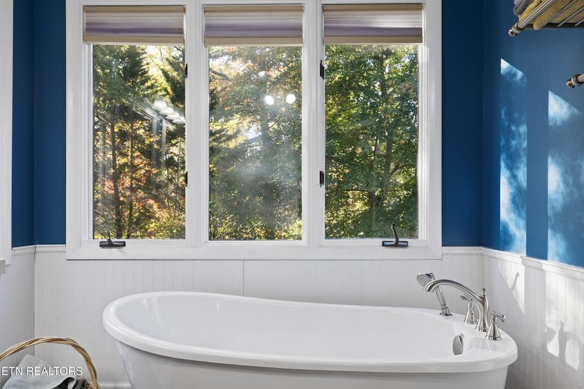 WELCOME TO YOUR BEAUTIFULLY MAINTAINED LAKEFRONT HOME. This - photo 37