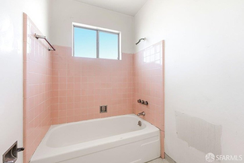 Rare vacant at close Laurel District duplex with long-term - photo 37