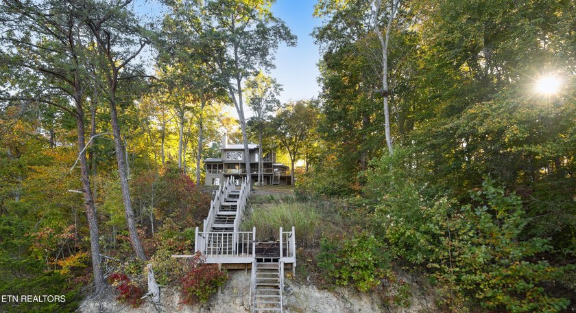 WELCOME TO YOUR BEAUTIFULLY MAINTAINED LAKEFRONT HOME. This - photo 52