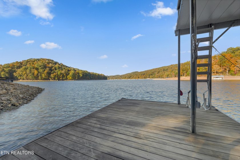 WELCOME TO YOUR BEAUTIFULLY MAINTAINED LAKEFRONT HOME. This - photo 54