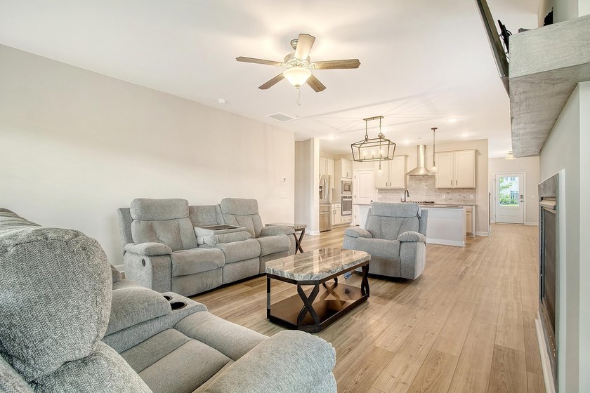 Proudly presenting this exceptional 4-bedroom, 2.5-bathroom home - photo 11