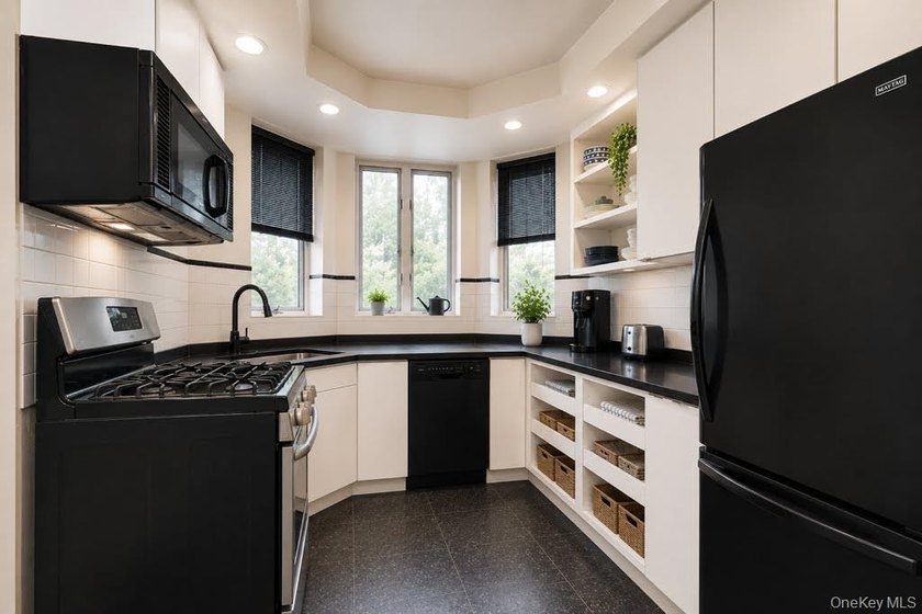 Solid all-brick attached Colonial in prime Flushing location - photo 4