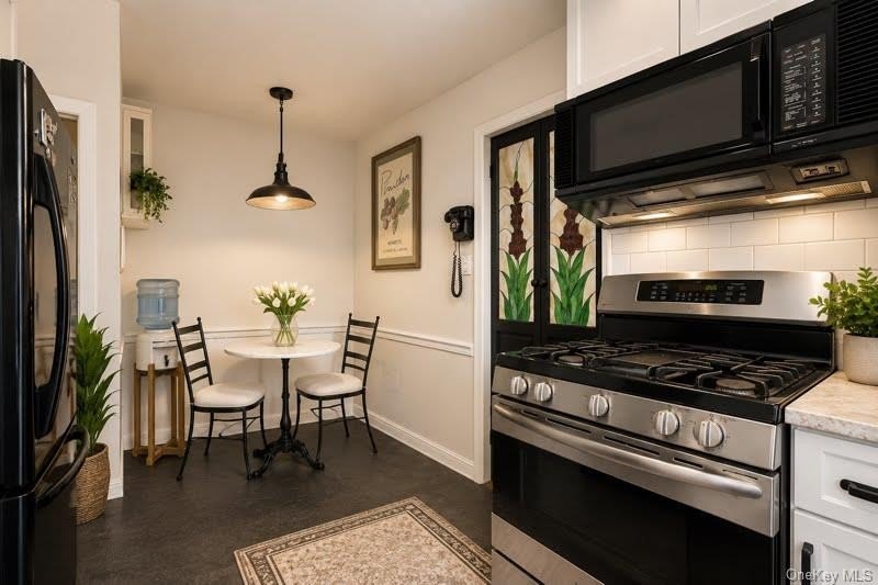 Solid all-brick attached Colonial in prime Flushing location - photo 5