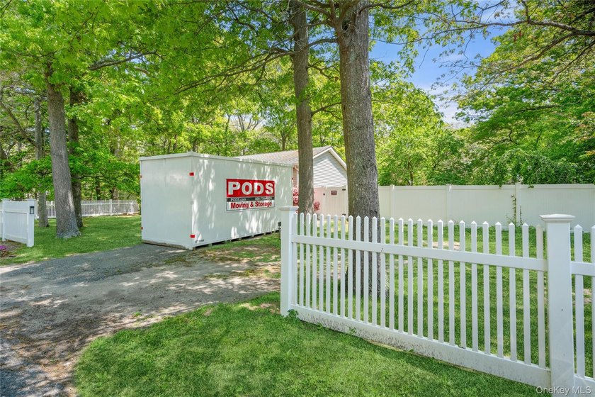 Beautifully maintained 3 bedroom, 2 bath ranch featuring an open - photo 4
