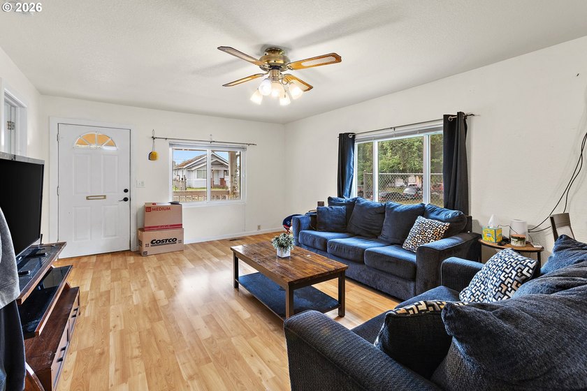 Welcome home to this charming 4 bedroom, 1 bathroom home - photo 3