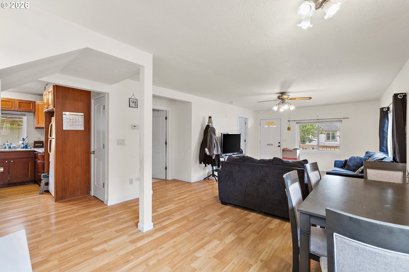 Welcome home to this charming 4 bedroom, 1 bathroom home - photo 4