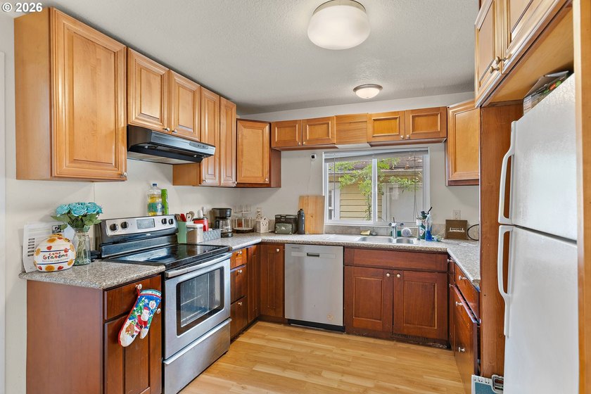 Welcome home to this charming 4 bedroom, 1 bathroom home - photo 5