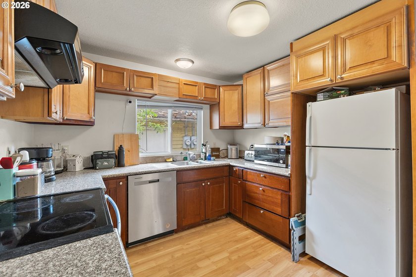 Welcome home to this charming 4 bedroom, 1 bathroom home - photo 6