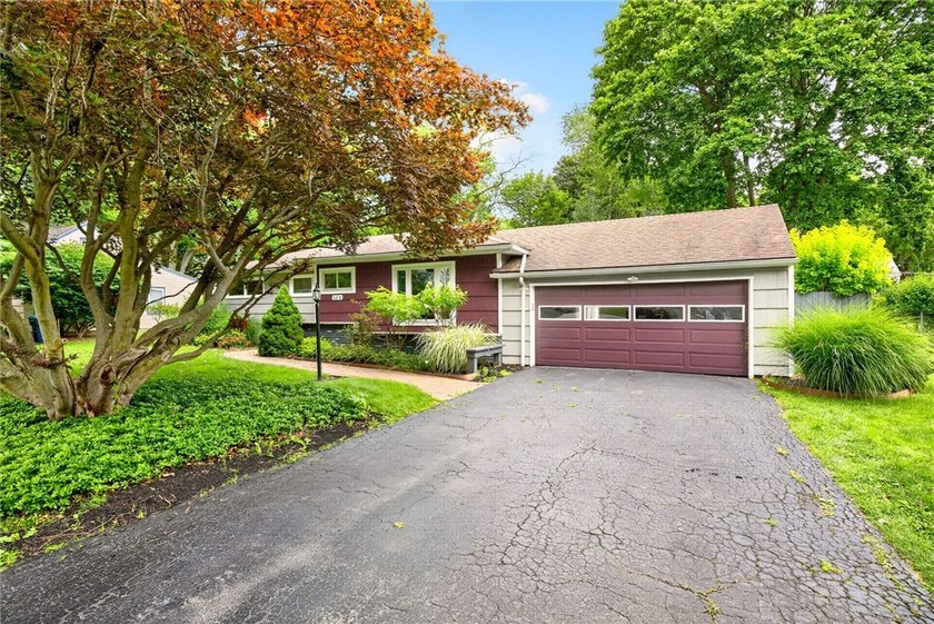 Welcome to easy, one-floor living 3 Bedroom ranch in the highly - photo 2