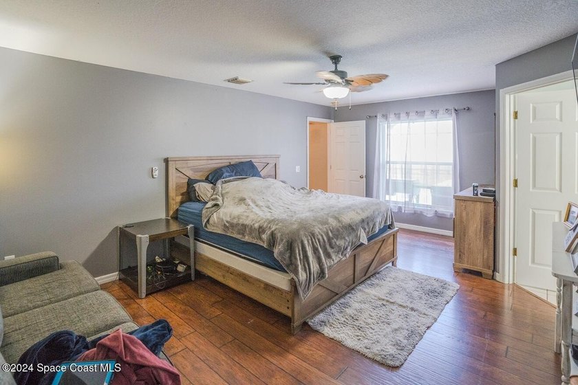 This stunning single-family home boasts 4 spacious bedrooms, 3 - photo 11