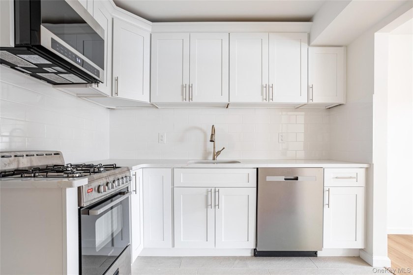 Move right into this renovated, Townhouse, with 2-bedrooms, 1.5 - photo 12