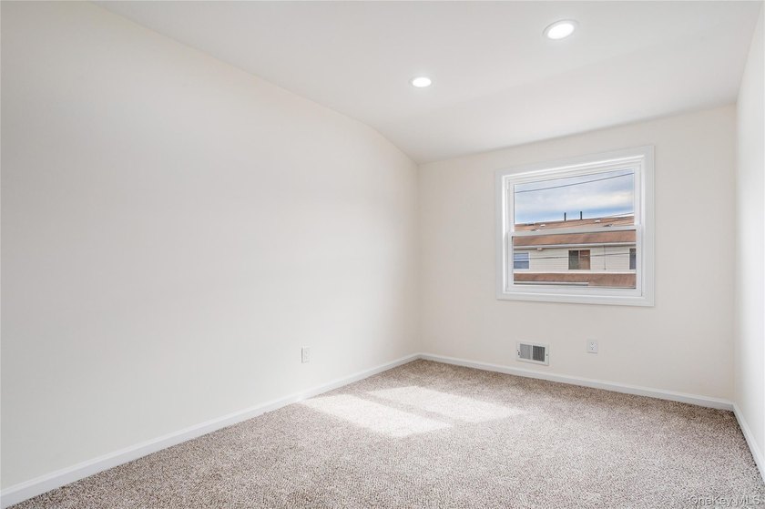 Move right into this renovated, Townhouse, with 2-bedrooms, 1.5 - photo 21