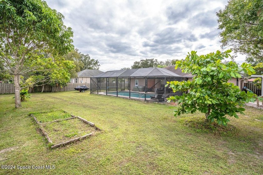 This stunning single-family home boasts 4 spacious bedrooms, 3 - photo 21