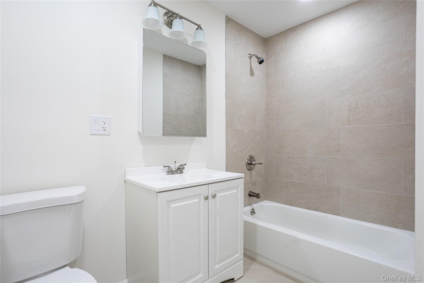 Move right into this renovated, Townhouse, with 2-bedrooms, 1.5 - photo 24