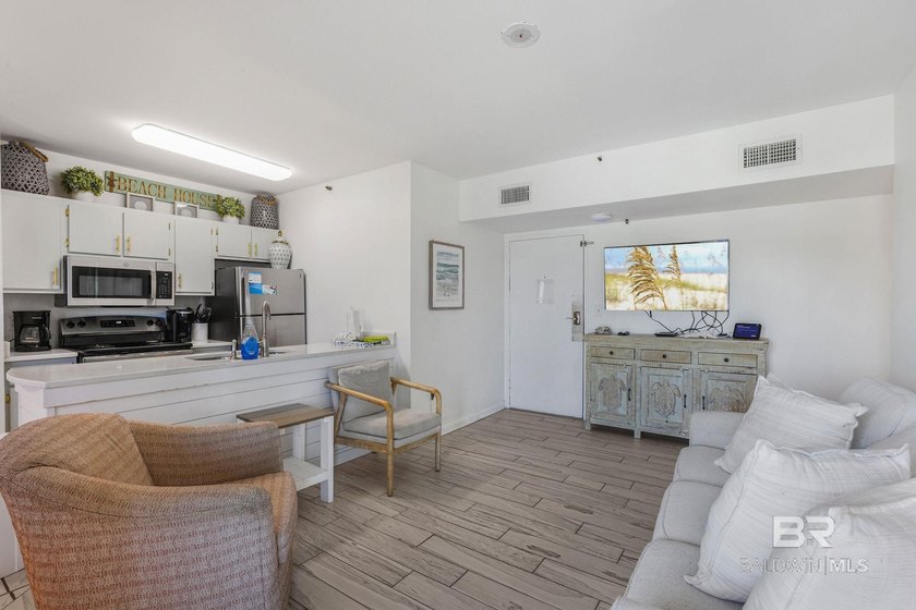 Welcome to this beautifully maintained 2-bedroom, 2-bathroom - photo 3