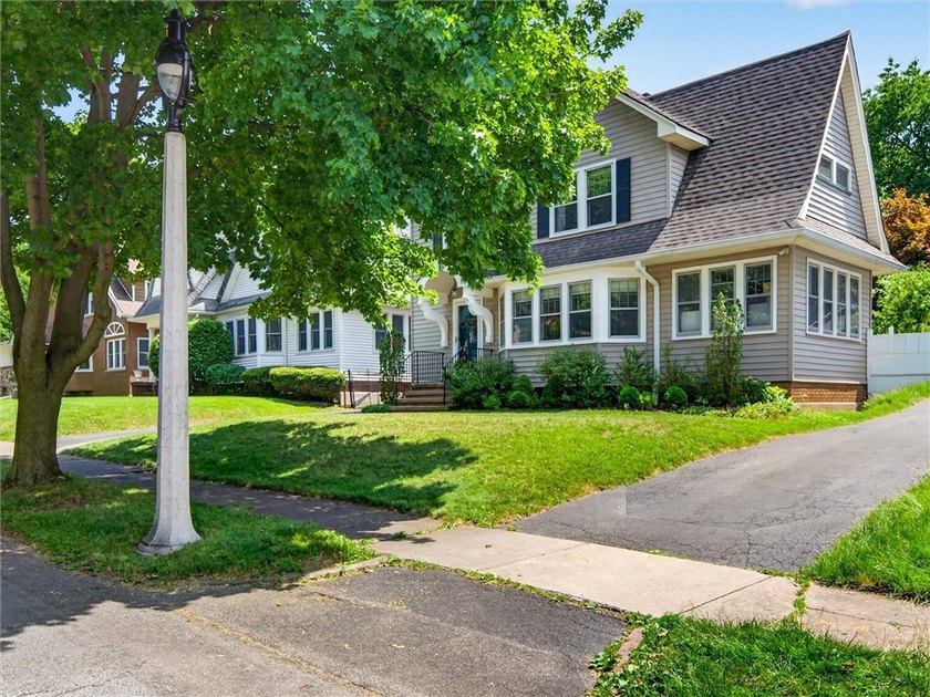 Wonderful Place to Call Home! Just Unpack &amp; Enjoy! Stunning - photo 2