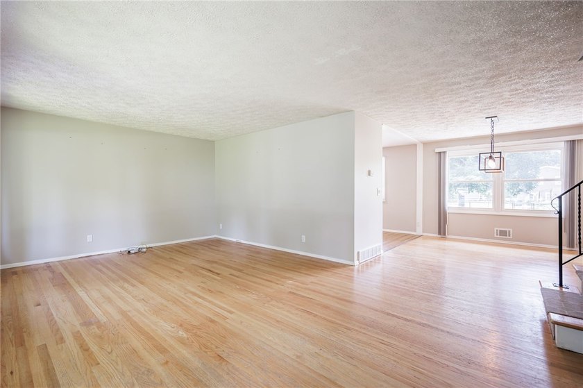 Welcome home to this beautifully maintained 3-bedroom - photo 5