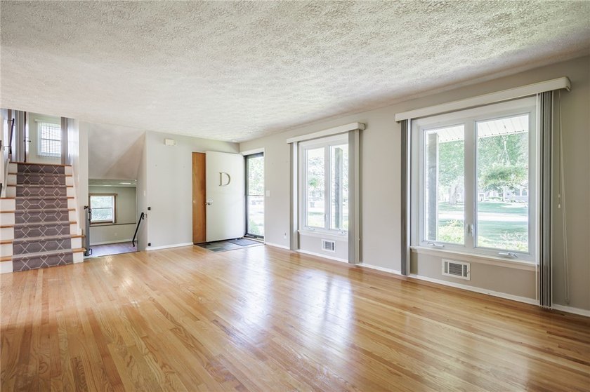 Welcome home to this beautifully maintained 3-bedroom - photo 7