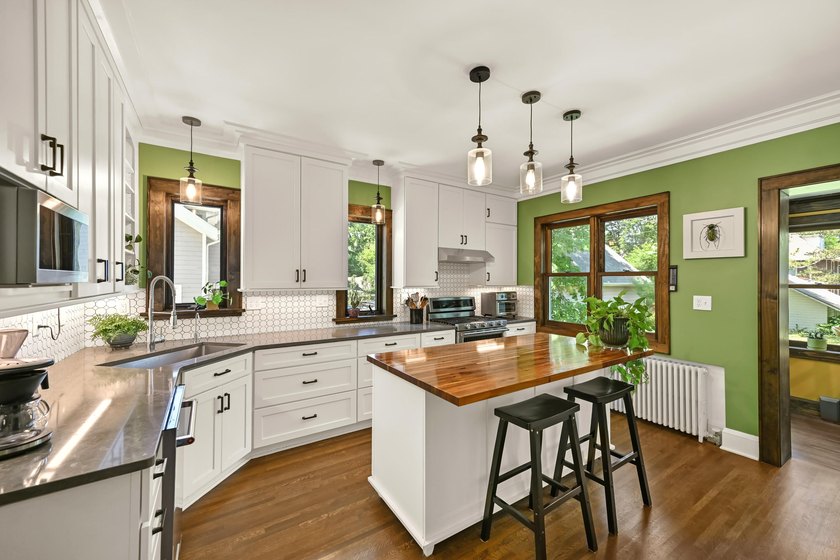 Charming Colonial with Arts &amp; Crafts flair on coveted Menlo - photo 11