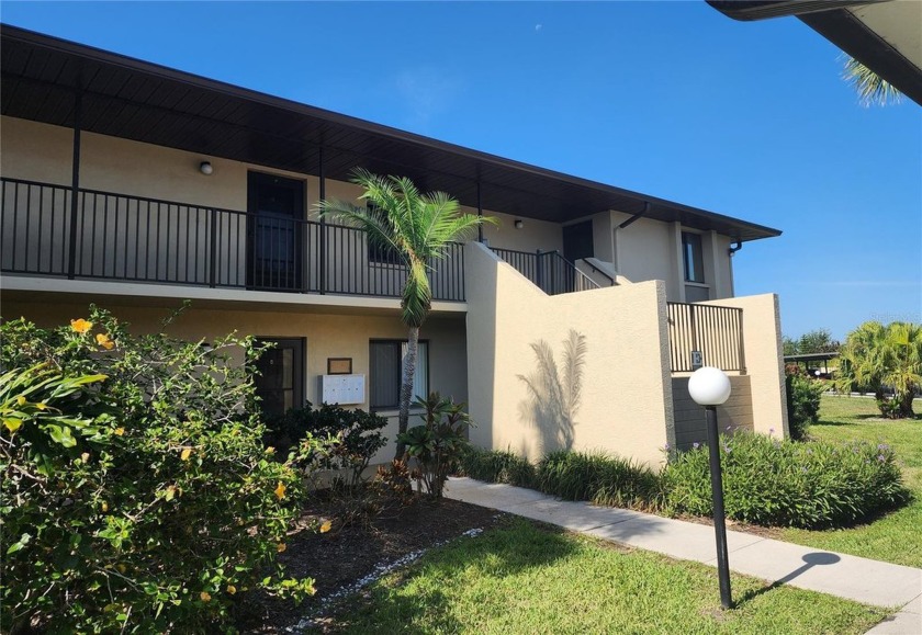 Stunning Lakefront Upper-Level Condo - Fully Turnkey! Welcome to - photo 12