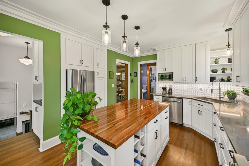 Charming Colonial with Arts &amp; Crafts flair on coveted Menlo - photo 13