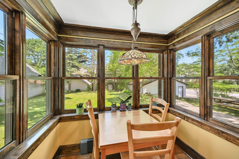 Charming Colonial with Arts &amp; Crafts flair on coveted Menlo - photo 15